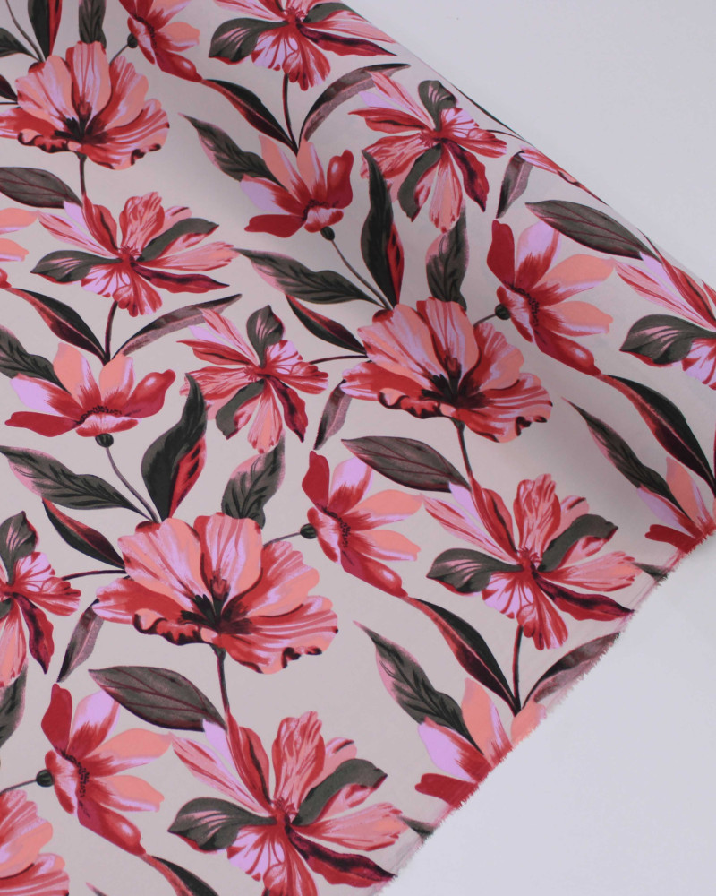 Tecido Crepe Koshibo Macro Flores Verde e Tons de Rosa