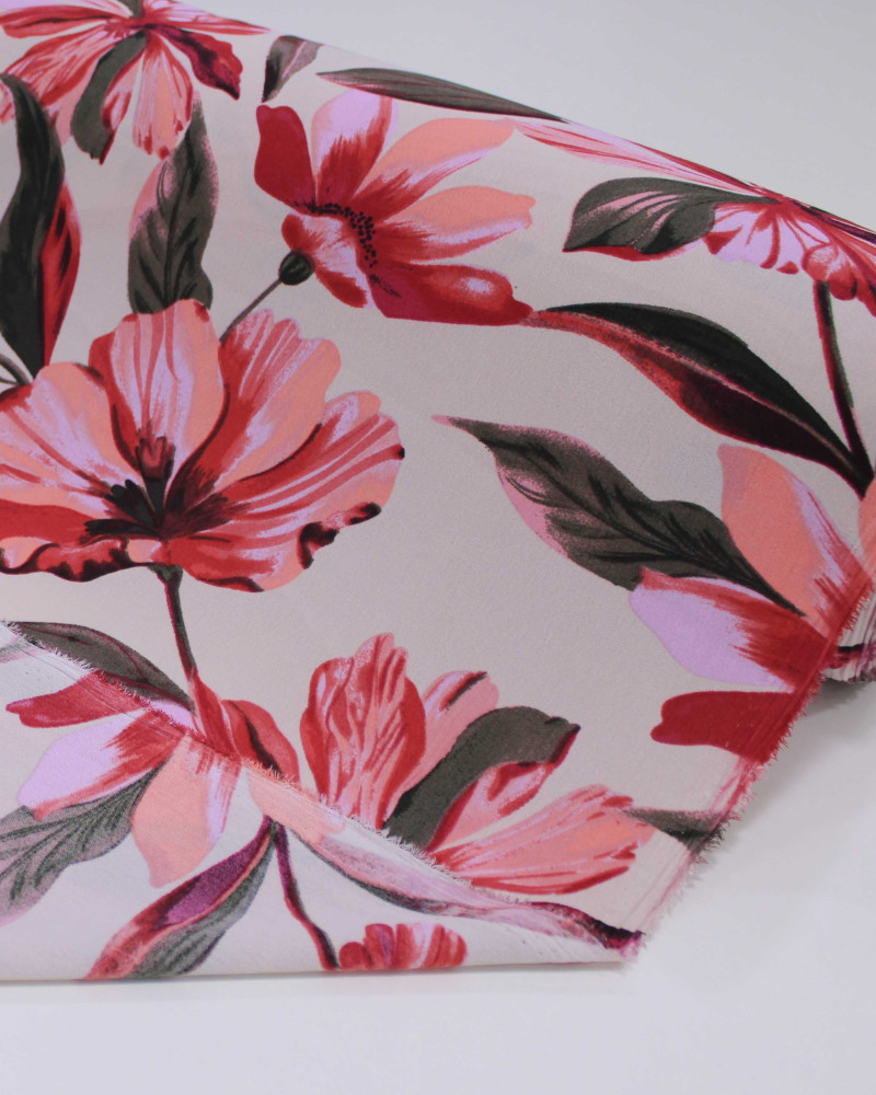 Tecido Crepe Koshibo Macro Flores Verde e Tons de Rosa