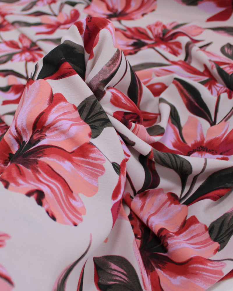 Tecido Crepe Koshibo Macro Flores Verde e Tons de Rosa