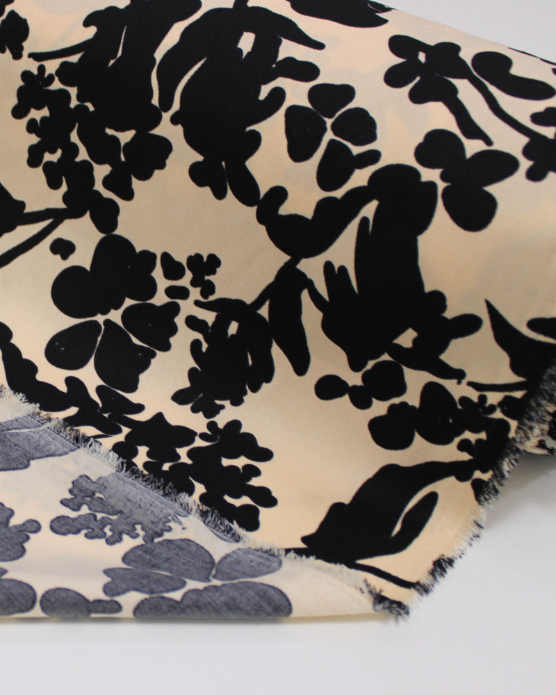 Tecido Crepe Sarjado Ramos Abstratos Preto e Pêssego