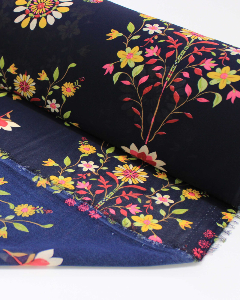 Tecido Crepe Chiffon Grosso Buquês Florais Colorido e Preto