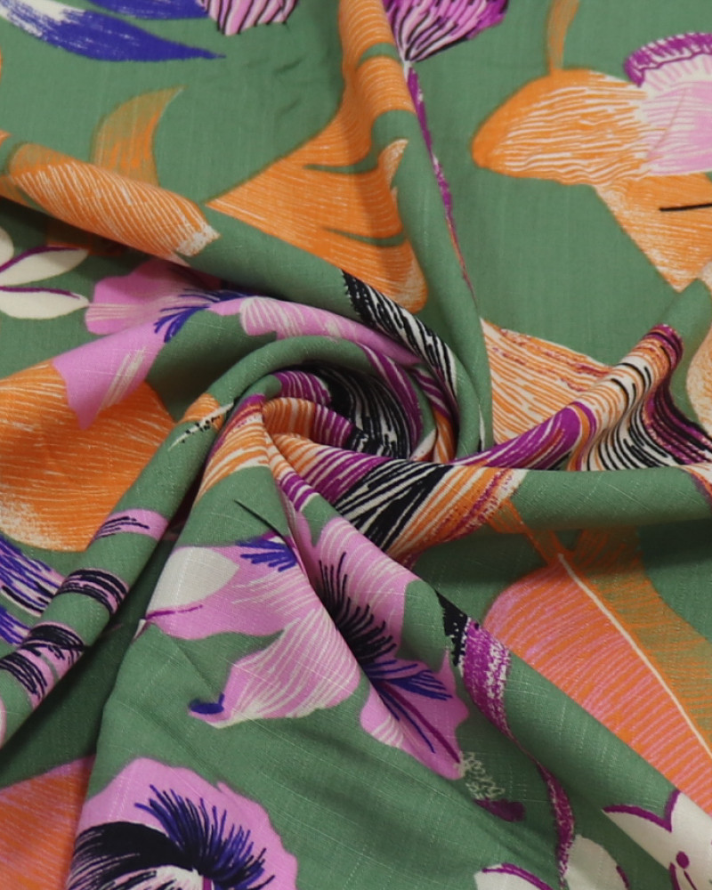 Tecido Viscose Texturizada Macro Folhagens e Libélulas Colorido e Verde