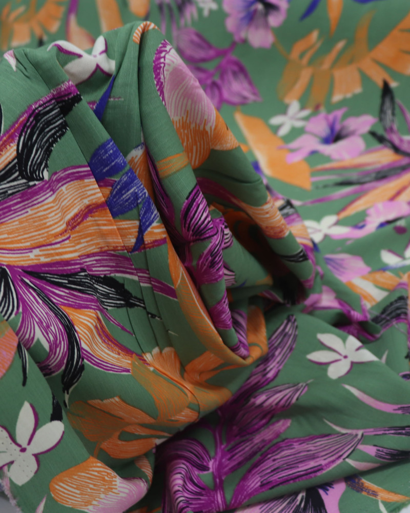 Tecido Viscose Texturizada Macro Folhagens e Libélulas Colorido e Verde