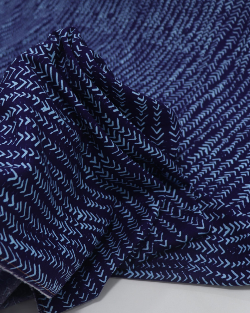 Tecido Viscose Texturizada Listras em Chevron Tons de Azul