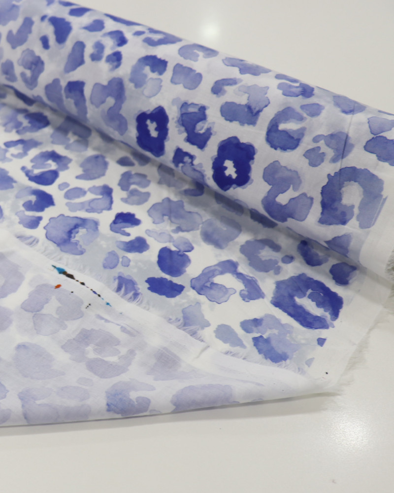Tecido Cambraia de Algodão Italiano Animal Print Azul Jeans e Branco