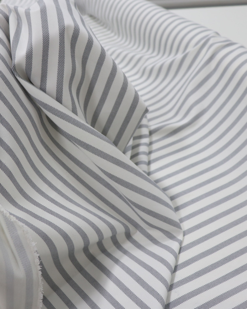 Tecido Crepe de Alfaiataria Italiano Listrado Estonado Offwhite e Cinza (COM DETALHES)