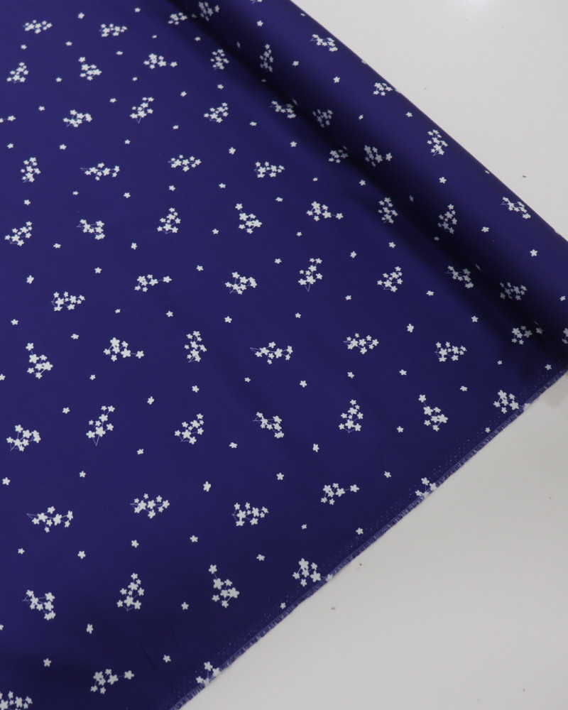 Tecido Crepe de Alfaiataria Italiano Micro Flores Branco e Azul Marinho
