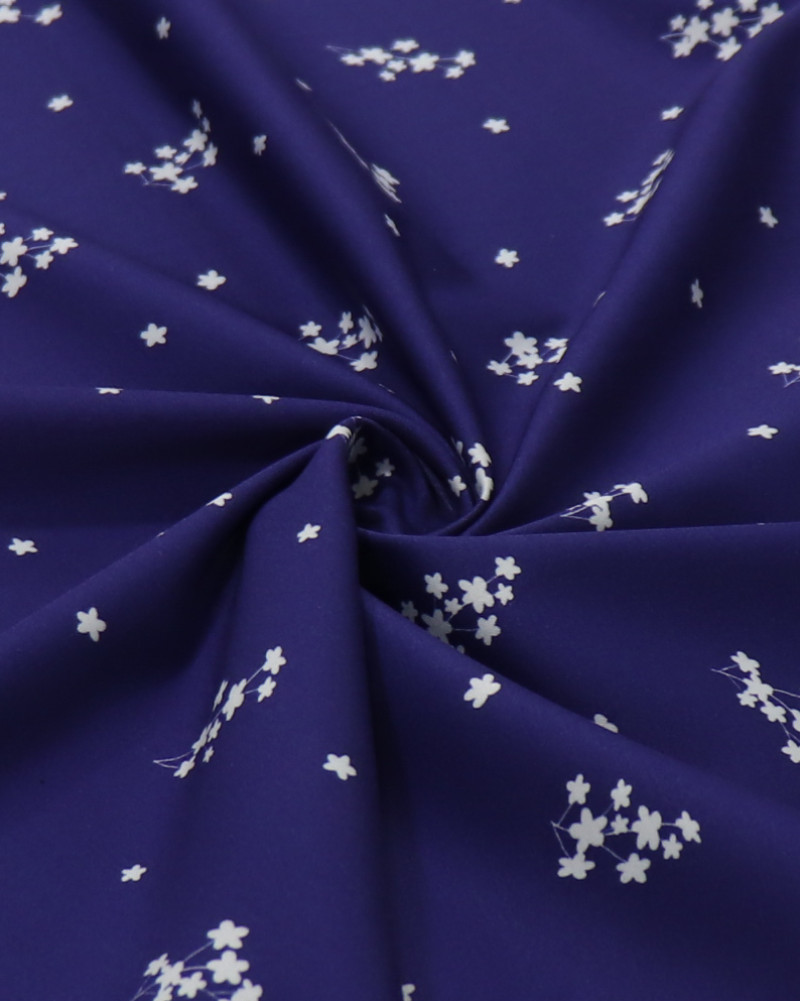 Tecido Crepe de Alfaiataria Italiano Micro Flores Branco e Azul Marinho