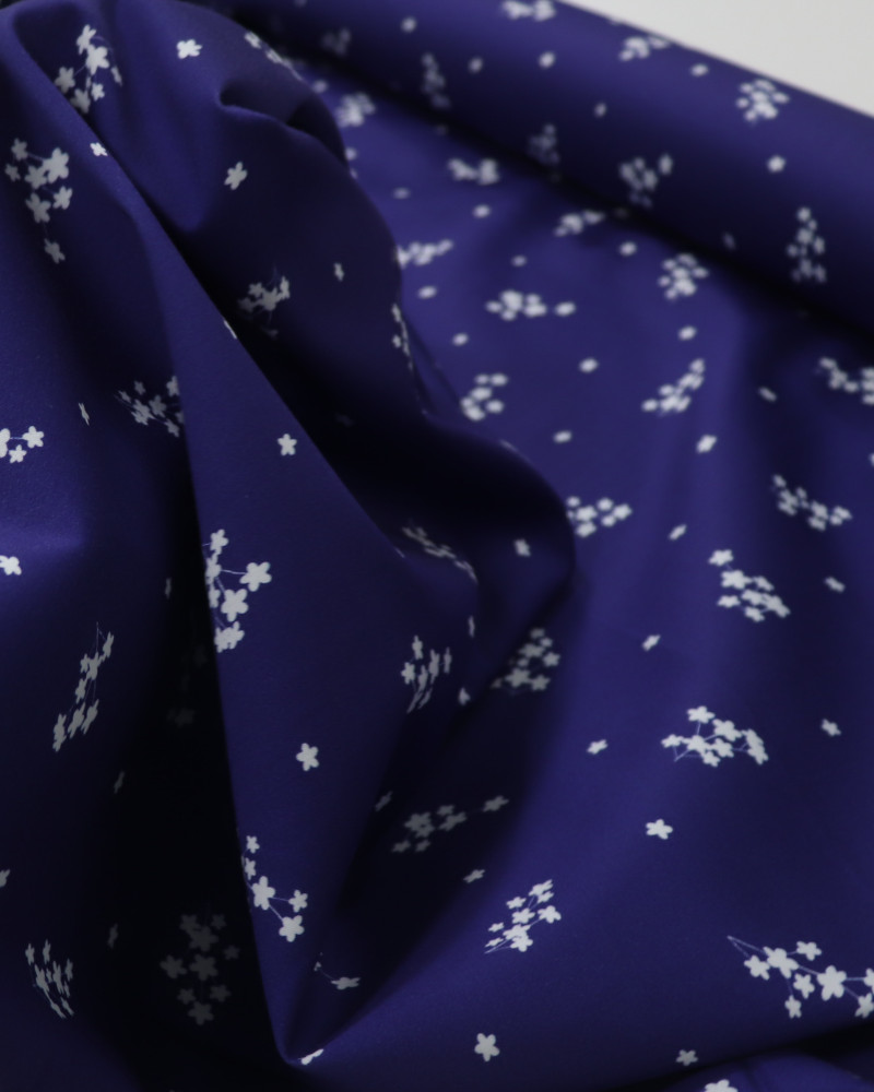Tecido Crepe de Alfaiataria Italiano Micro Flores Branco e Azul Marinho