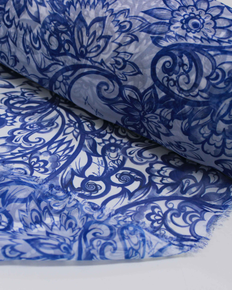 Tecido Crepe Chiffon Estampa Paisley e Flores Azul e Branco (1.7m)