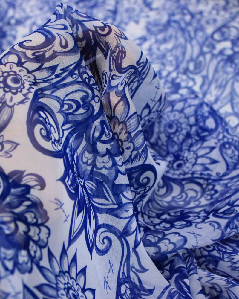 Tecido Crepe Chiffon Estampa Paisley e Flores Azul e Branco (1.7m)