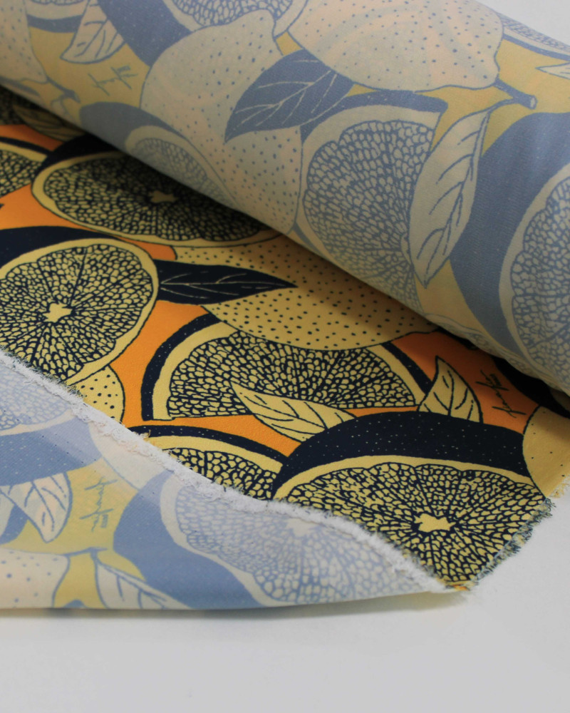 Tecido Crepe Salinas Limões Abstratos Azul e Tons de Amarelo