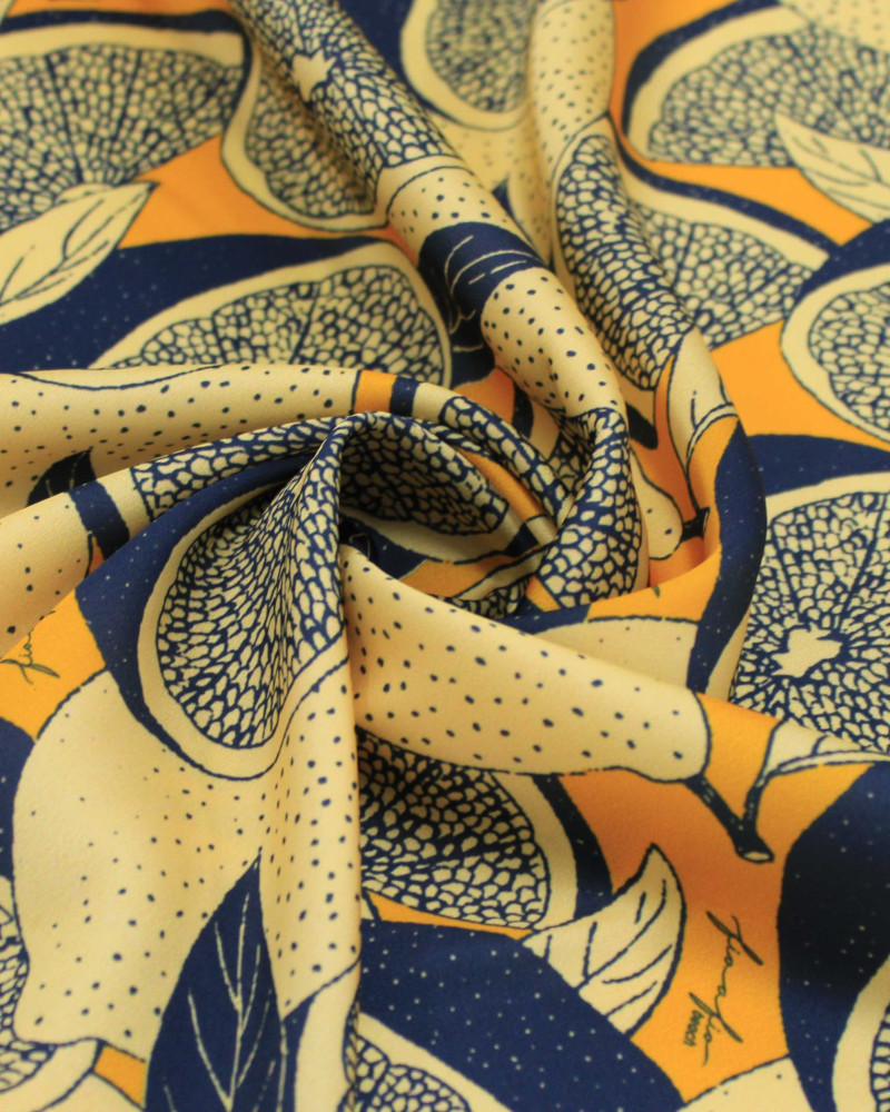 Tecido Crepe Salinas Limões Abstratos Azul e Tons de Amarelo