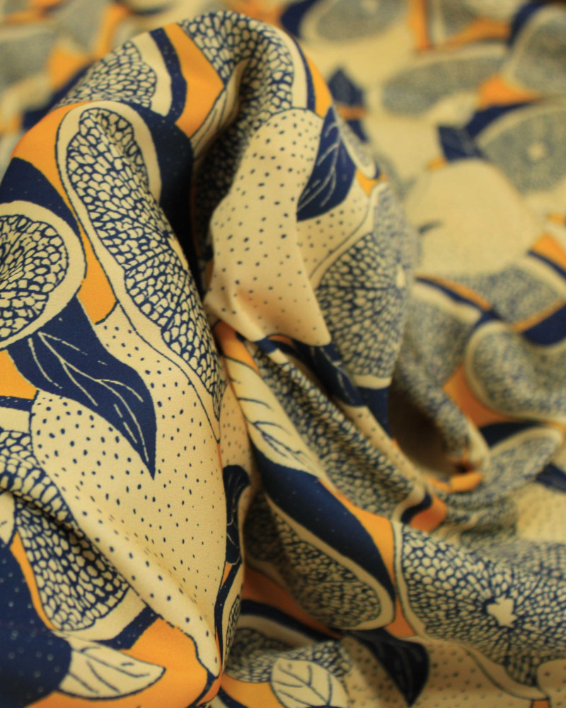 Tecido Crepe Salinas Limões Abstratos Azul e Tons de Amarelo