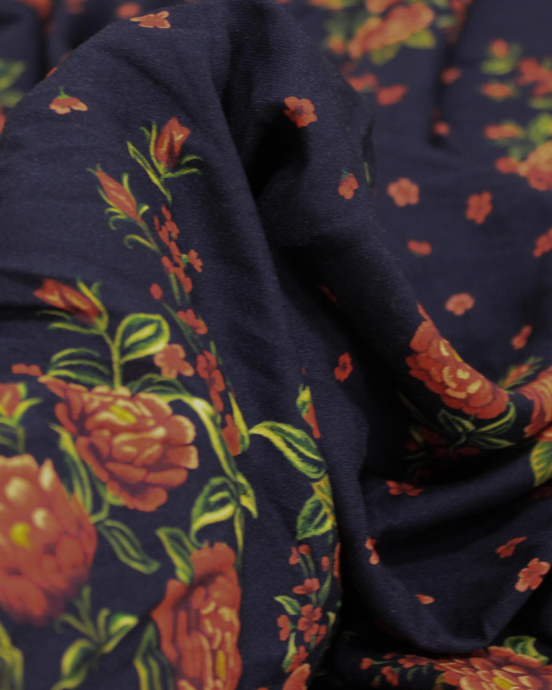 Tecido Viscose Premium Estampa Lenço em Recortes Ramos Florais Vermelho e Preto