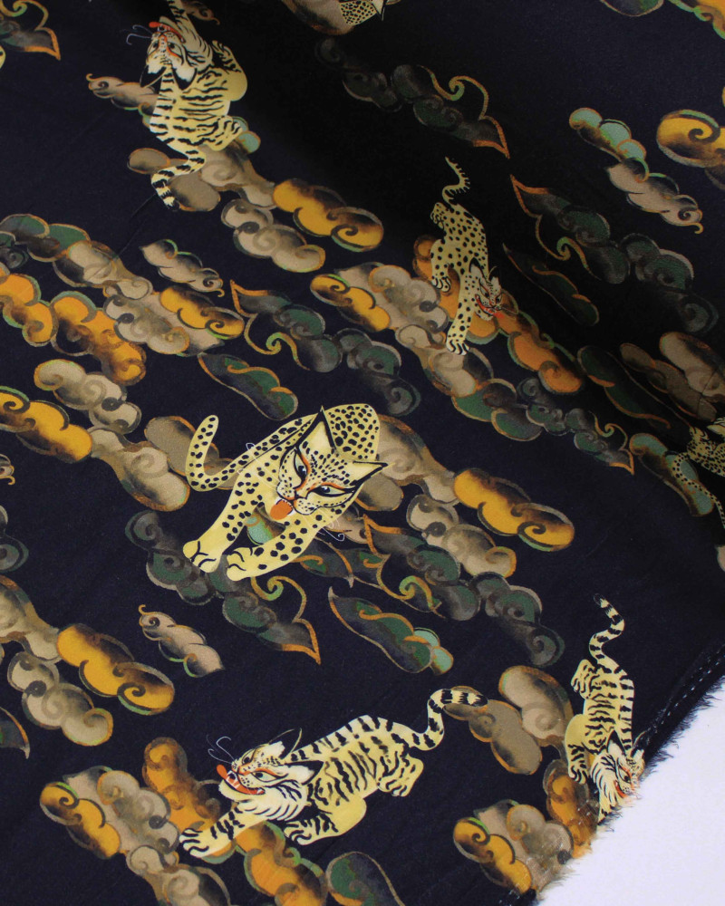 Tecido Viscose Premium Estampa Oriental Felinos e Nuvens
