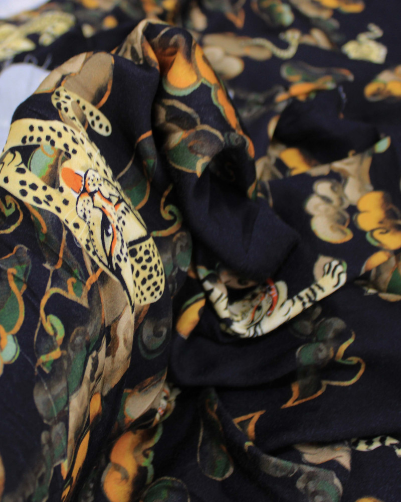 Tecido Viscose Premium Estampa Oriental Felinos e Nuvens