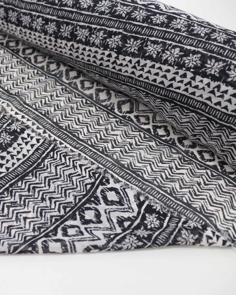 Tecido Crepe Chiffon Micro Barrado Étnico P/B