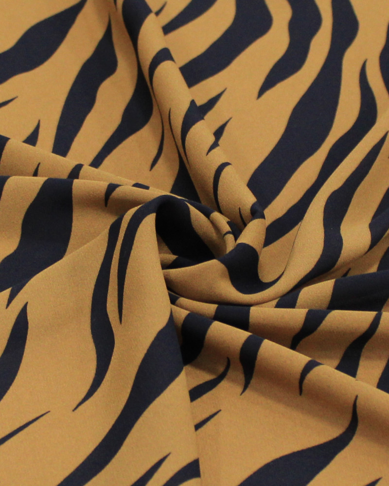 Tecido Crepe Koshibo Leve Animal Print Preto e Marrom