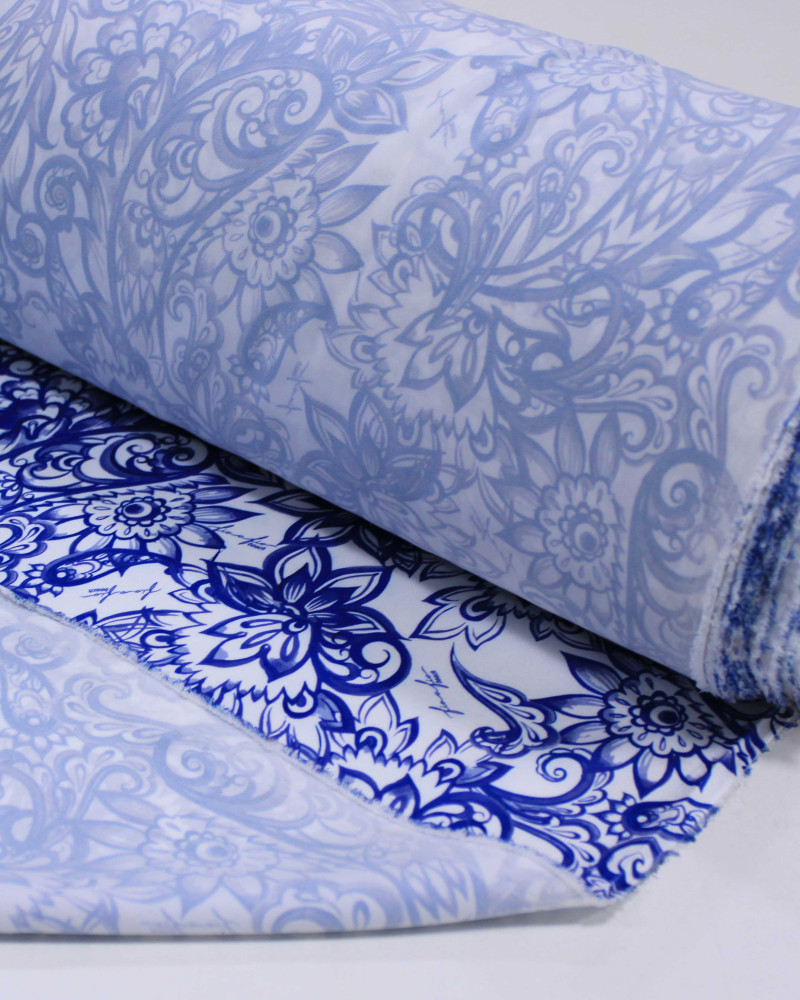 Tecido Crepe Salinas Estampa Paisley e Flores Azul e Branco