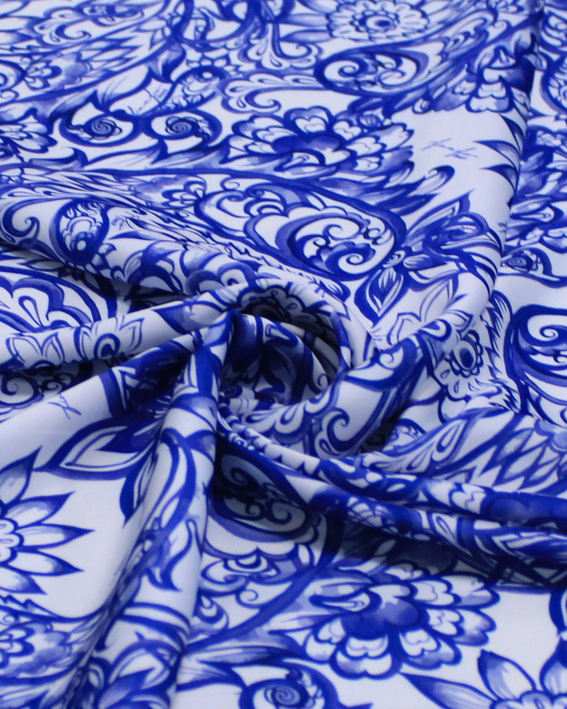 Tecido Crepe Salinas Estampa Paisley e Flores Azul e Branco