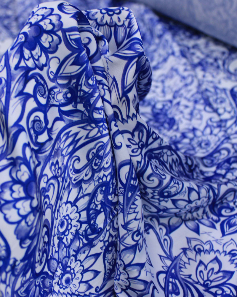 Tecido Crepe Salinas Estampa Paisley e Flores Azul e Branco