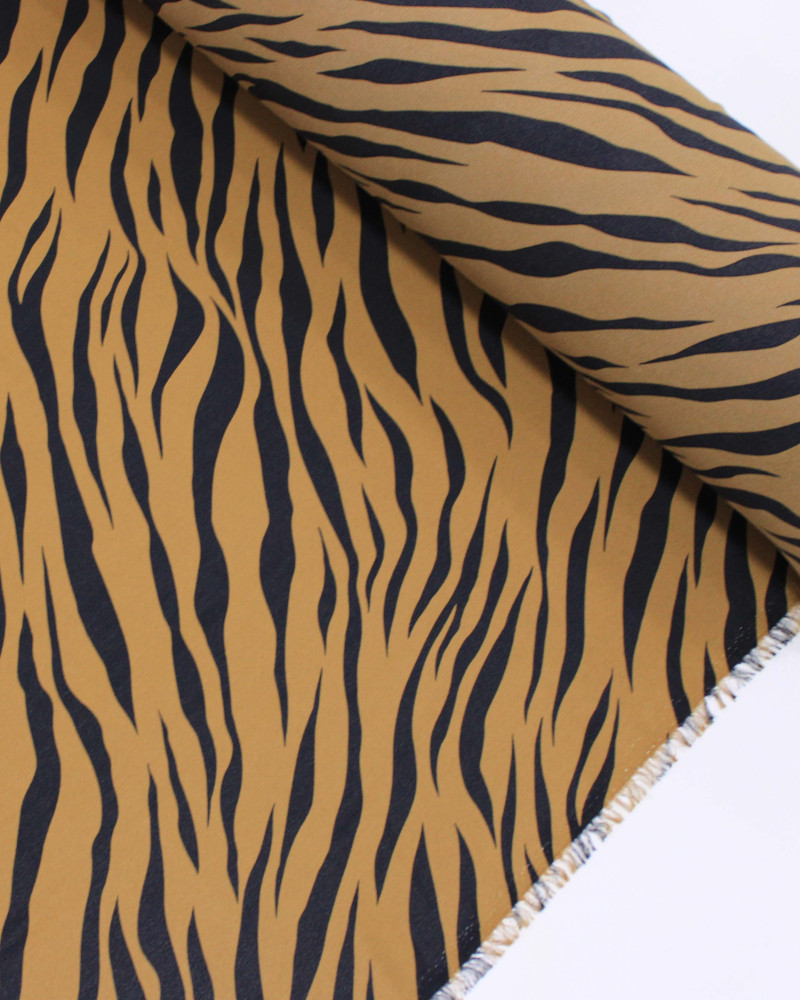 Tecido Crepe Koshibo Leve Animal Print Preto e Marrom