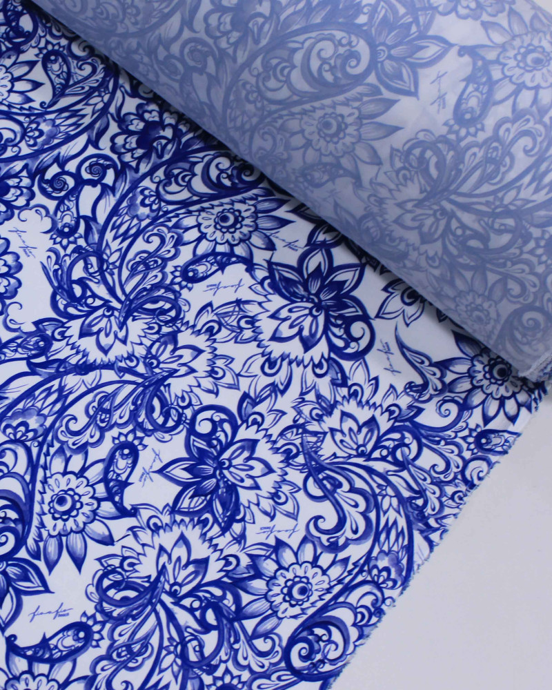 Tecido Crepe Salinas Estampa Paisley e Flores Azul e Branco