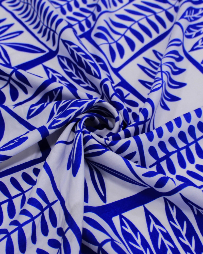 Tecido Viscose Folhas em Recortes Azul e Branco