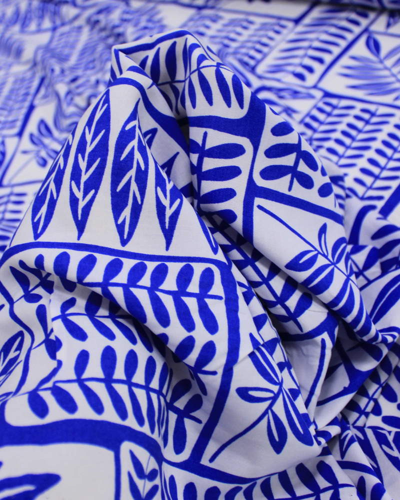 Tecido Viscose Folhas em Recortes Azul e Branco