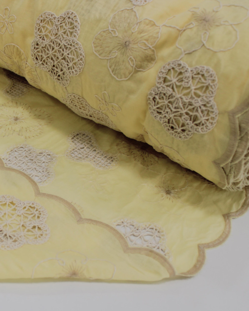 Tecido Cambraia Bordada Campo Floral Bege e Amarelo Manteiga