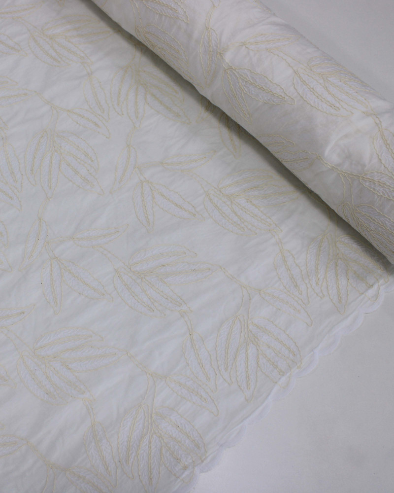 Tecido Cambraia Bordada Ramos de Folhas Branco e Offwhite