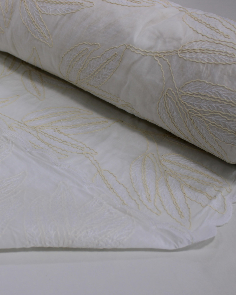 Tecido Cambraia Bordada Ramos de Folhas Branco e Offwhite
