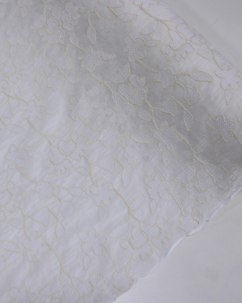 Tecido Cambraia Bordada Ramos Florais Abstratos Branco e Offwhite