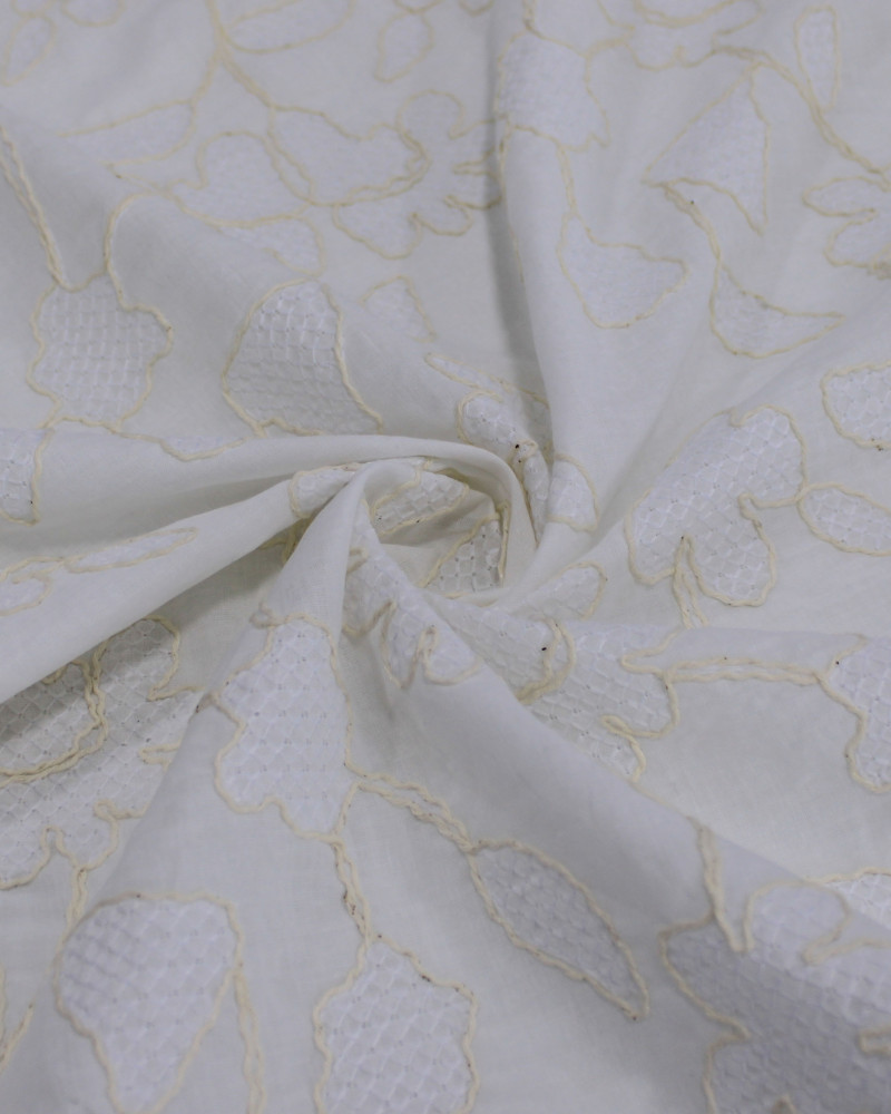 Tecido Cambraia Bordada Ramos Florais Abstratos Branco e Offwhite
