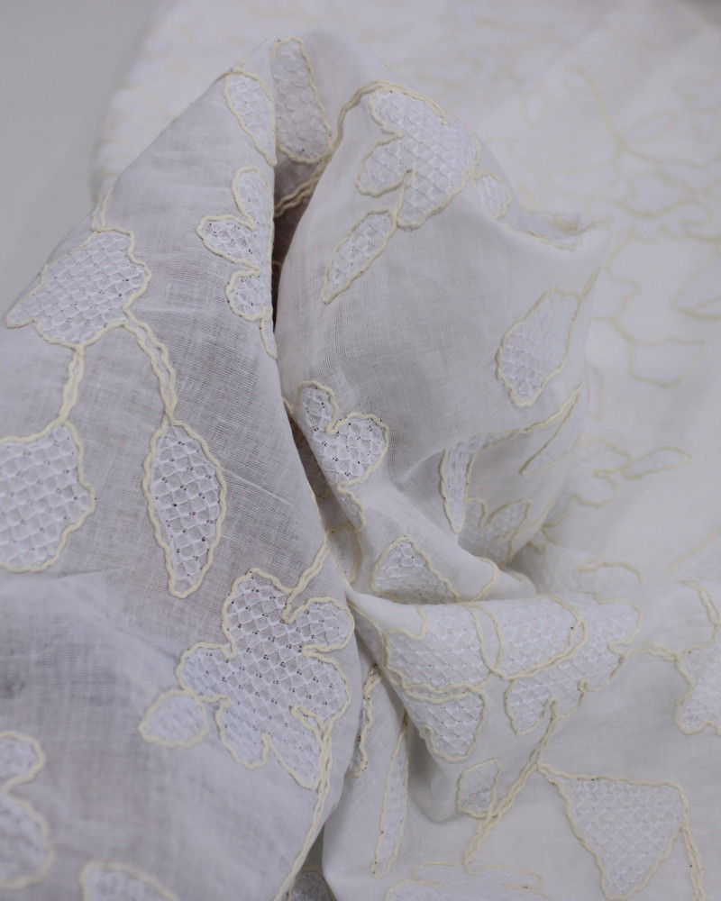 Tecido Cambraia Bordada Ramos Florais Abstratos Branco e Offwhite