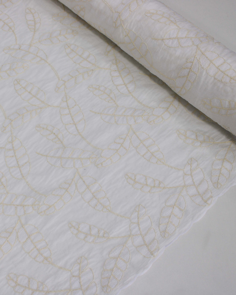 Tecido Cambraia Bordada Folhas de Bananeira Branco e Offwhite