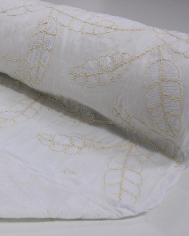 Tecido Cambraia Bordada Folhas de Bananeira Branco e Offwhite