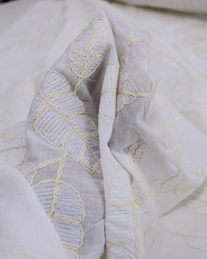 Tecido Cambraia Bordada Folhas de Bananeira Branco e Offwhite
