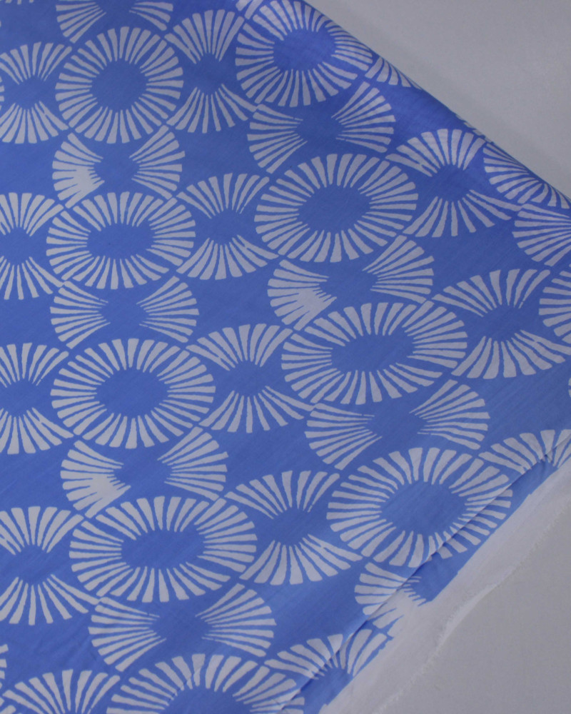 Tecido Viscose Italiano Círculos em Listras Branco e Azul Claro