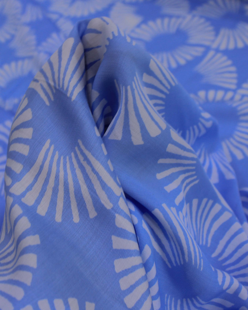 Tecido Viscose Italiano Círculos em Listras Branco e Azul Claro