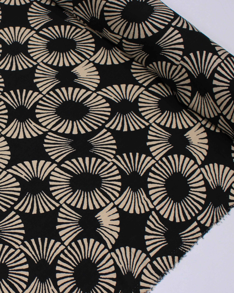 Tecido Viscose Italiano Círculos em Listras Bege e Preto