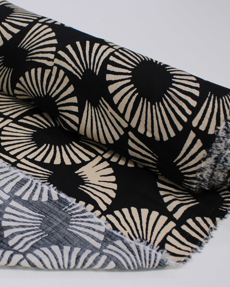 Tecido Viscose Italiano Círculos em Listras Bege e Preto