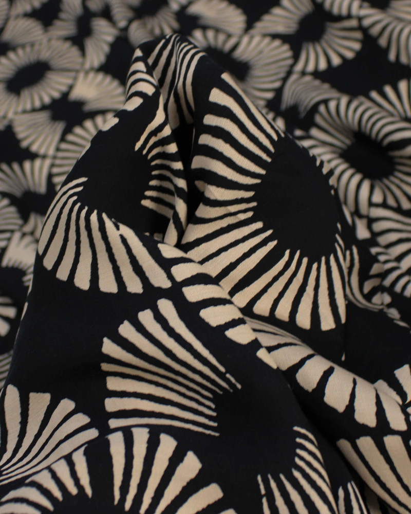 Tecido Viscose Italiano Círculos em Listras Bege e Preto