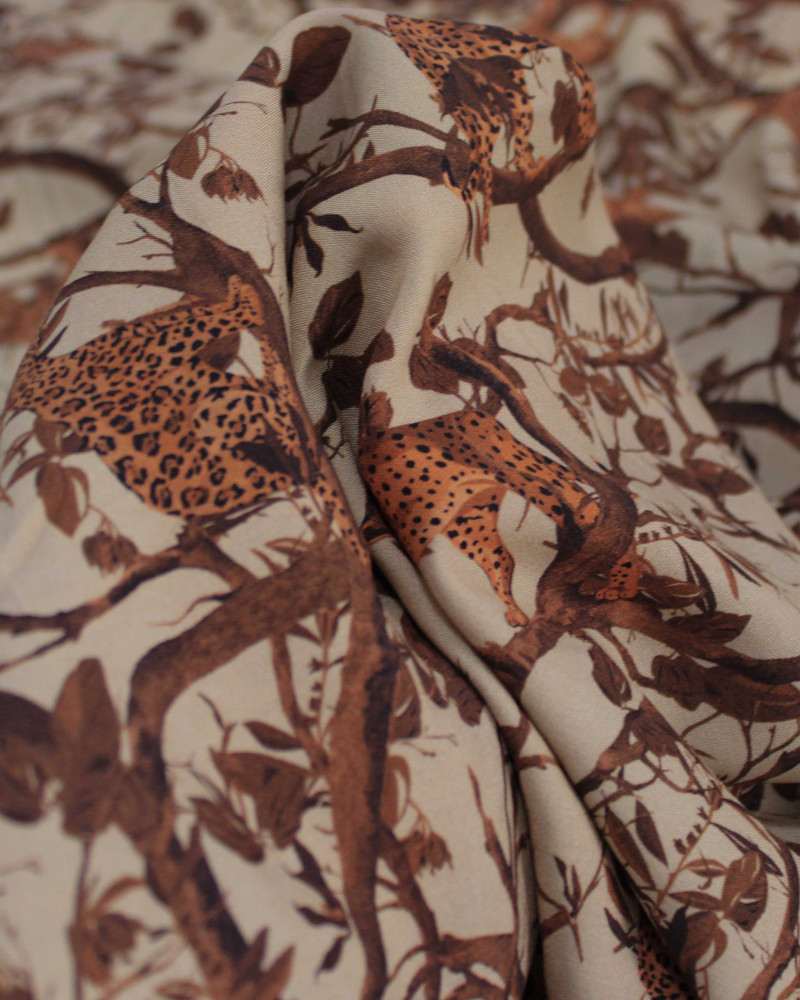 Tecido Viscose Italiano Leopardos em Galhos Laranja, Marrom e Bege