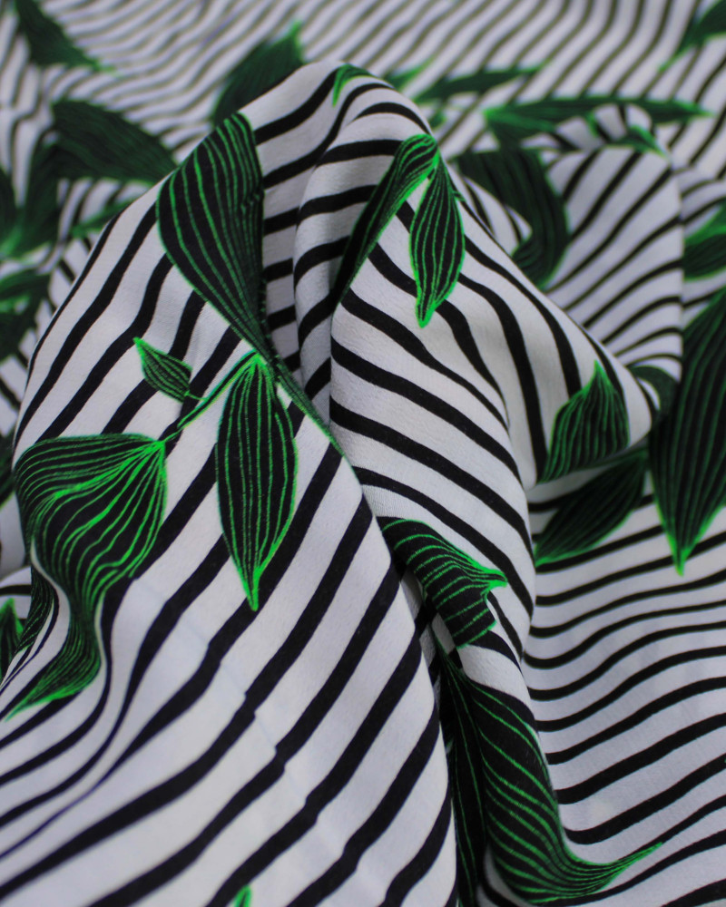 Tecido Crepe de Viscose Italiano Ramos em Listras Verde, Preto e Branco