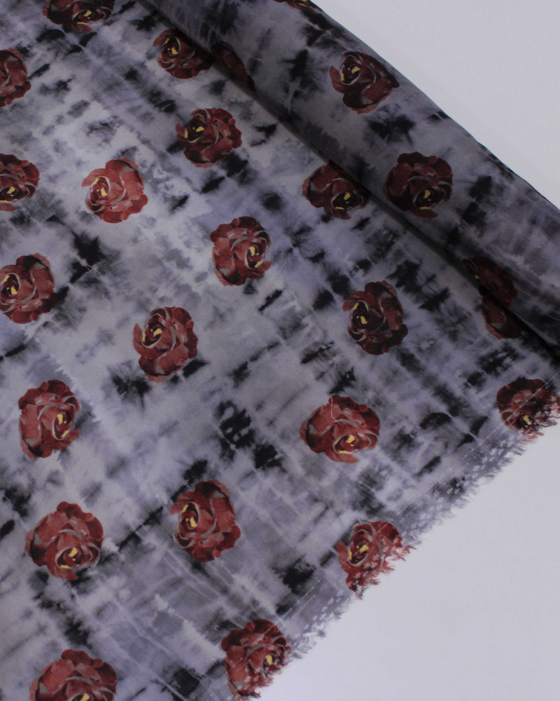 Tecido Viscose Italiano Tapete Floral em Tie De Vermelho e Tons de Cinza