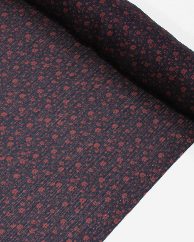 Tecido Crepe Chiffon Texturizado Italiano Micro Tapete Floral Marsala e Preto