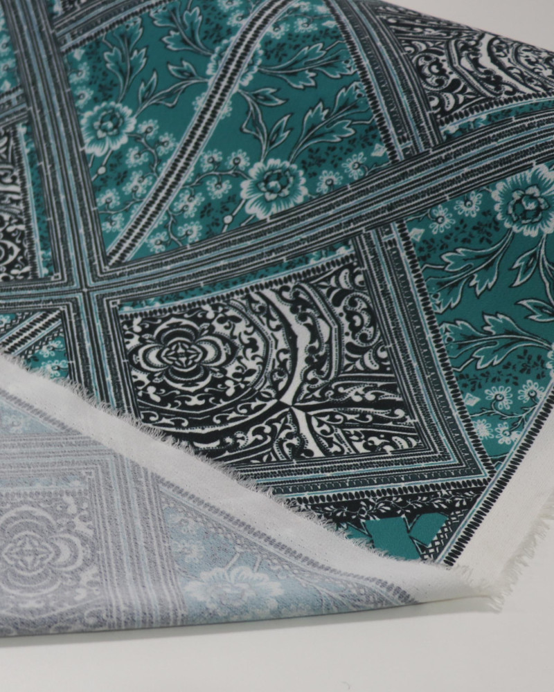 Tecido Crepe Bubble Multi Estampado Preto e Verde Tifany