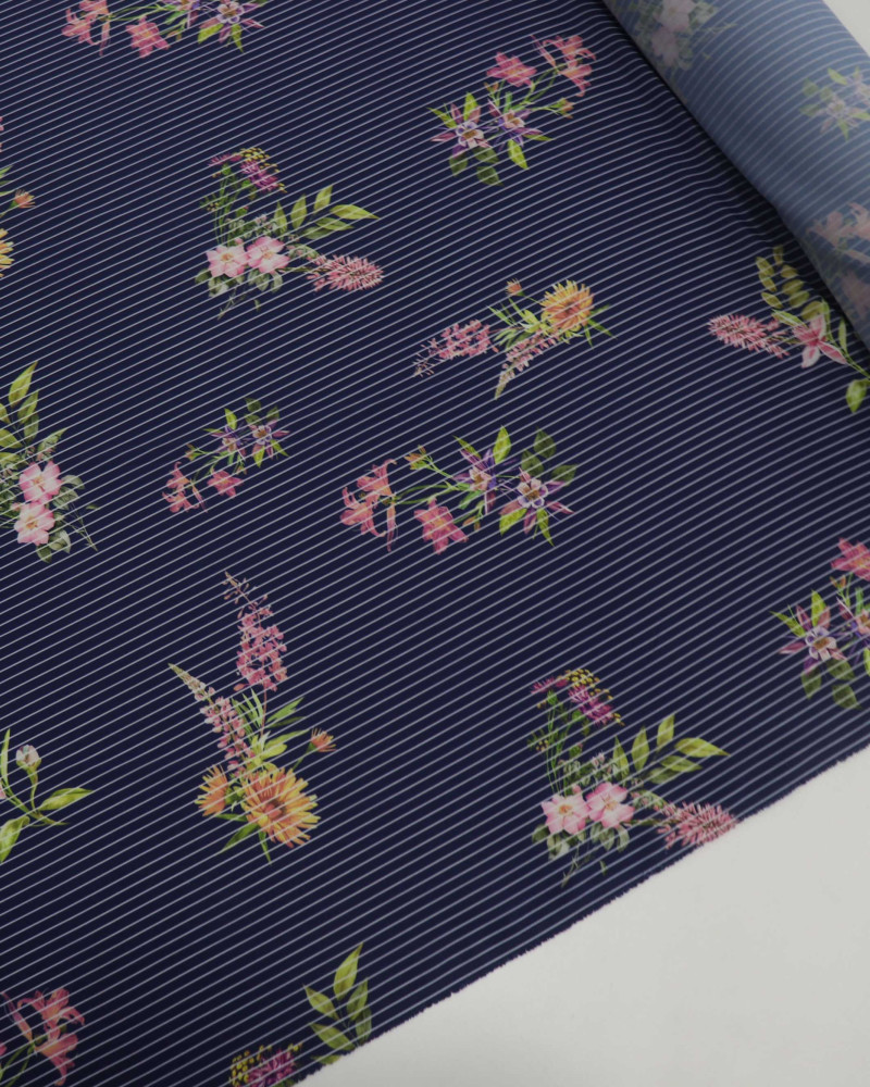 Tecido Crepe Salinas Buquê Floral em Risca de Giz Branco e Azul Marinho